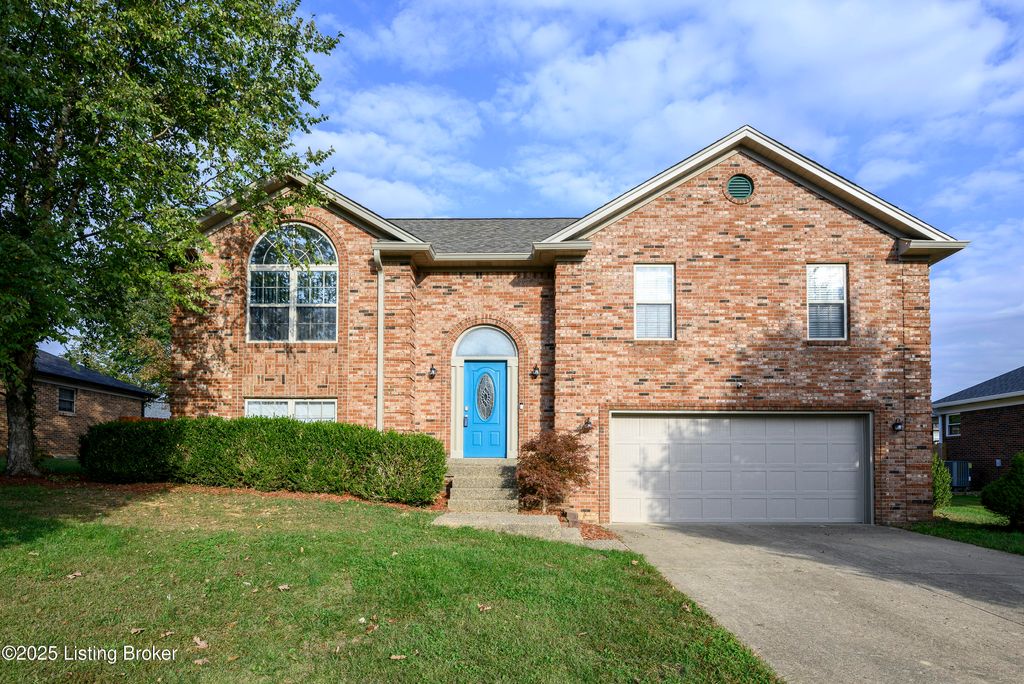 Photo of 1034 Brookstone Ct, Georgetown, IN 47122 (MLS # 1712767)