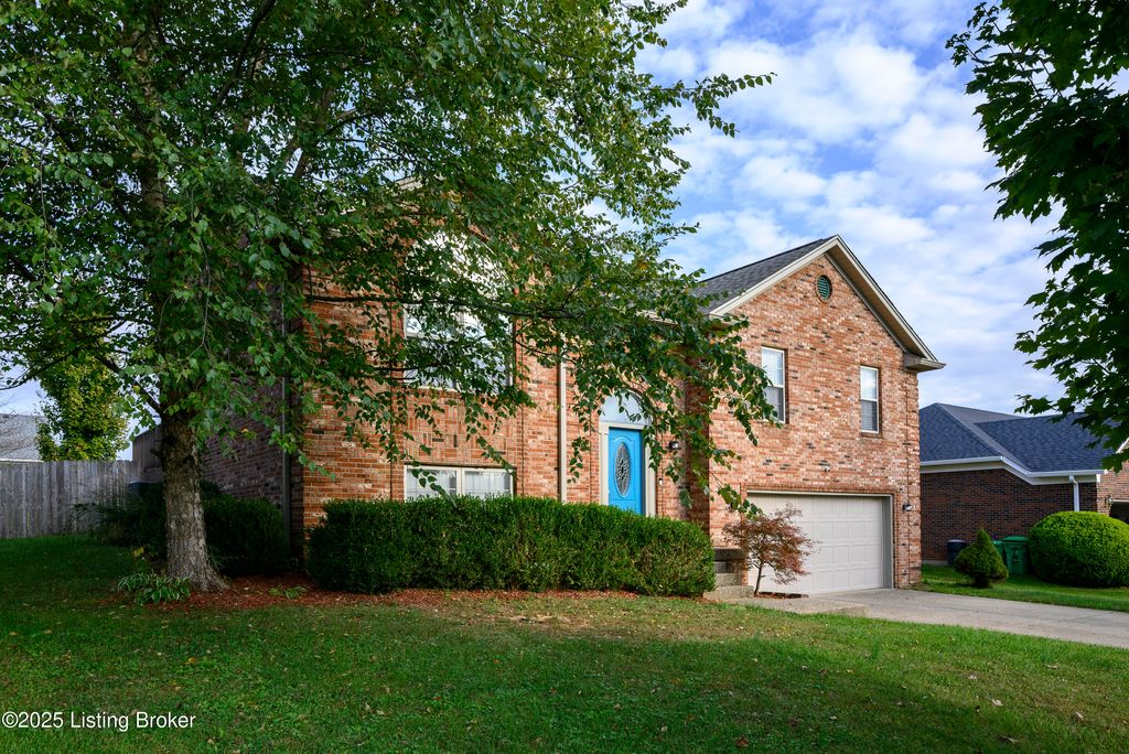 Photo of 1034 Brookstone Ct, Georgetown, IN 47122 (MLS # 1712767)