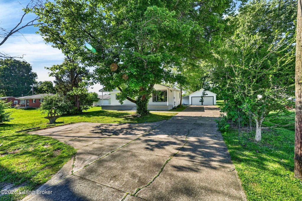 Photo of 8006 Glaser Ln, Louisville, KY 40291 (MLS # 1717042)