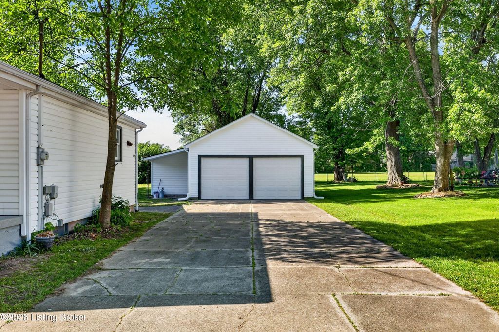 Photo of 8006 Glaser Ln, Louisville, KY 40291 (MLS # 1717042)
