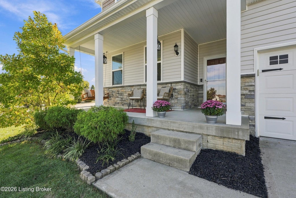 Photo of 6822 Brittany Oak Dr, Louisville, KY 40229 (MLS # 1733074)