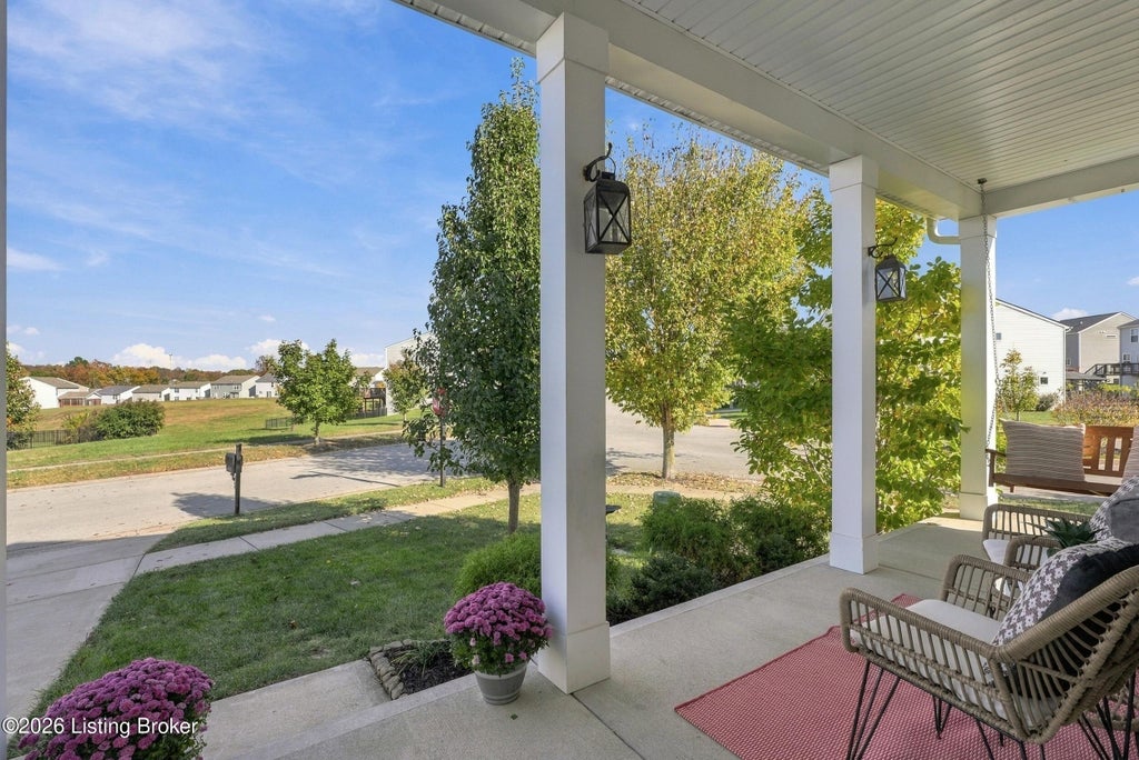 Photo of 6822 Brittany Oak Dr, Louisville, KY 40229 (MLS # 1733074)