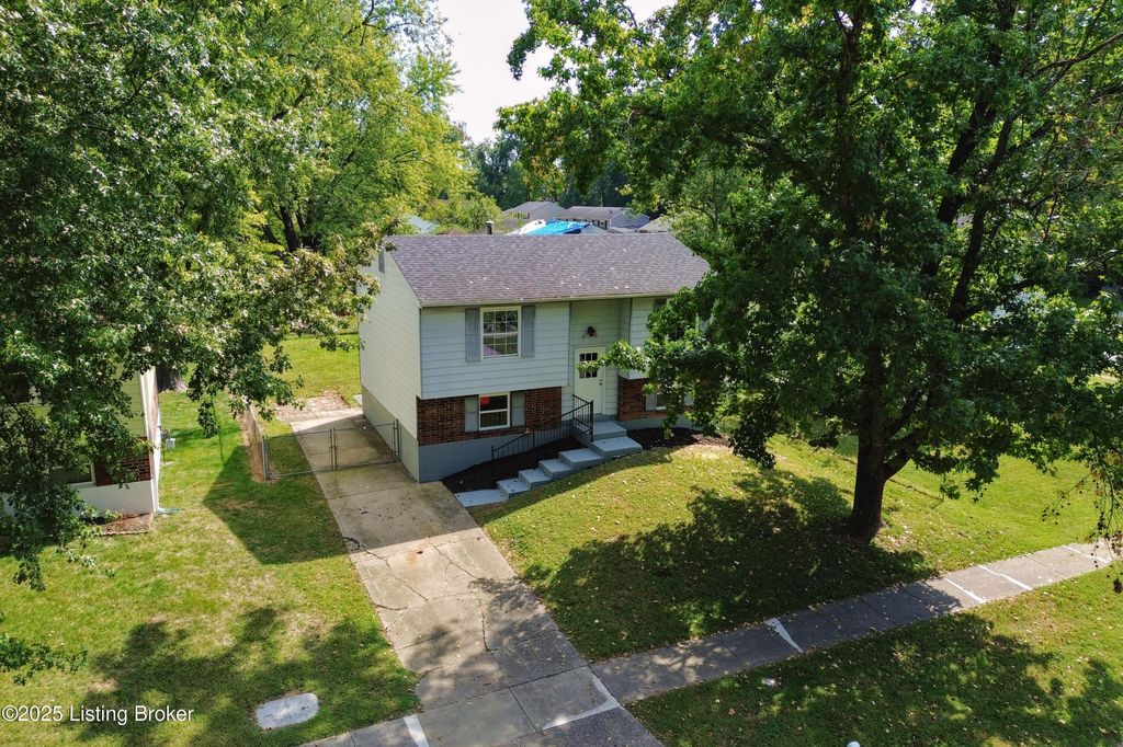 Photo of 8705 Bost Ln, Louisville, KY 40219 (MLS # 1700238)