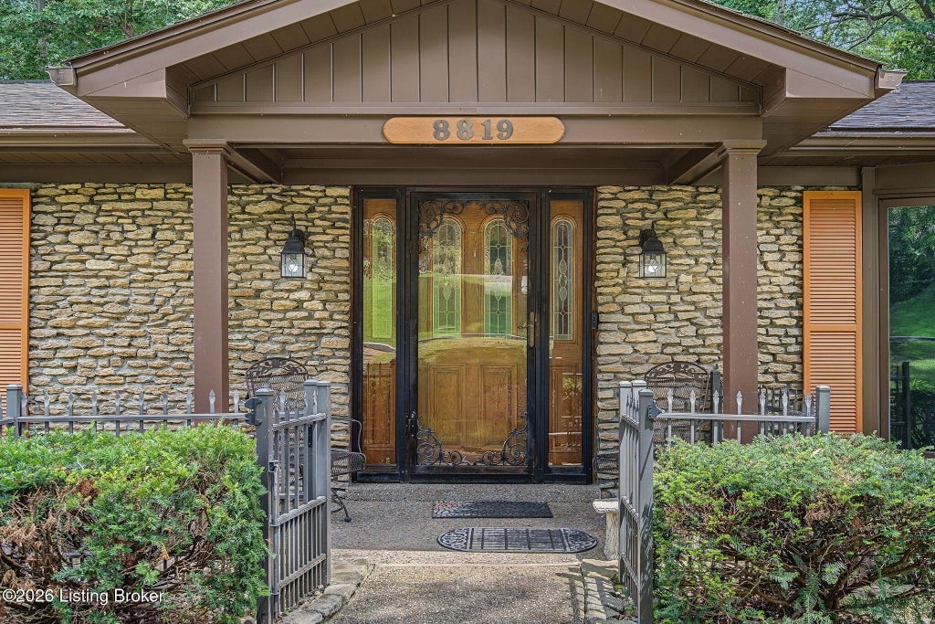 Photo of 8819 Mountain Brook Dr, Louisville, KY 40272 (MLS # 1725610)