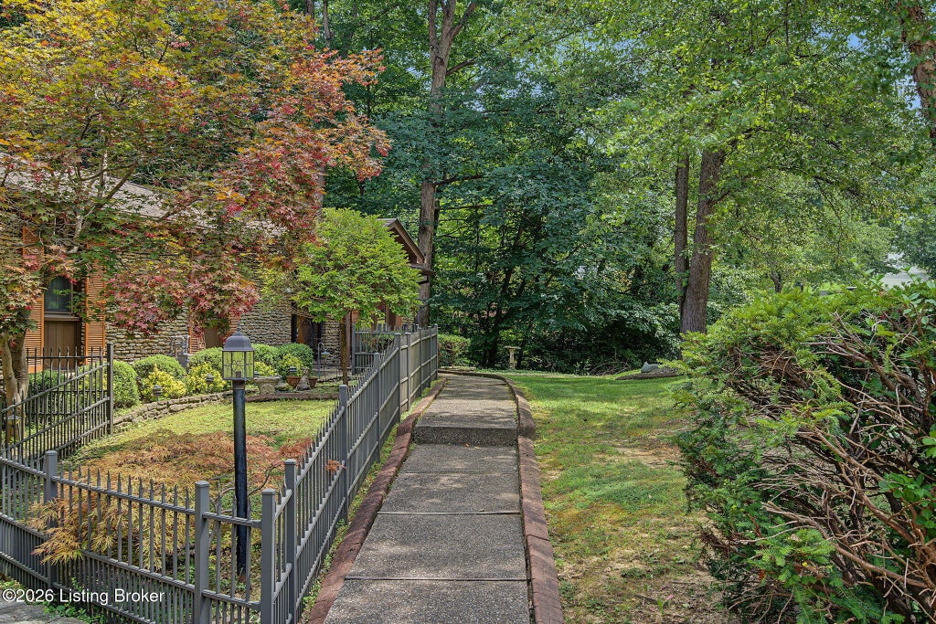 Photo of 8819 Mountain Brook Dr, Louisville, KY 40272 (MLS # 1725610)