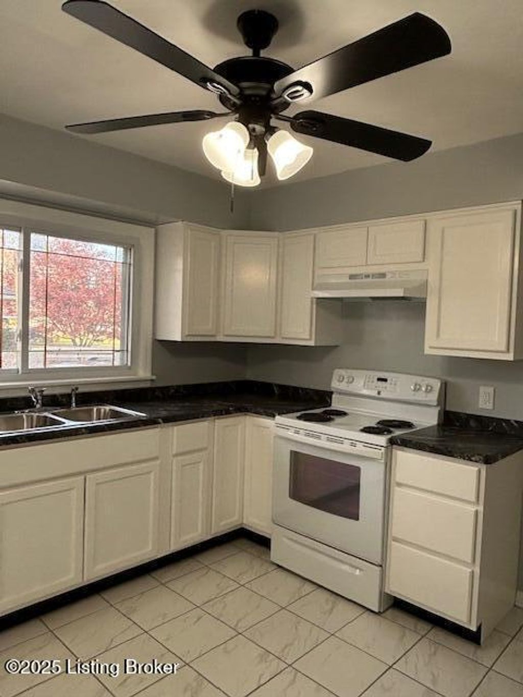 Photo of 1594 Raydale Dr, Louisville, KY 40219 (MLS # 1714887)