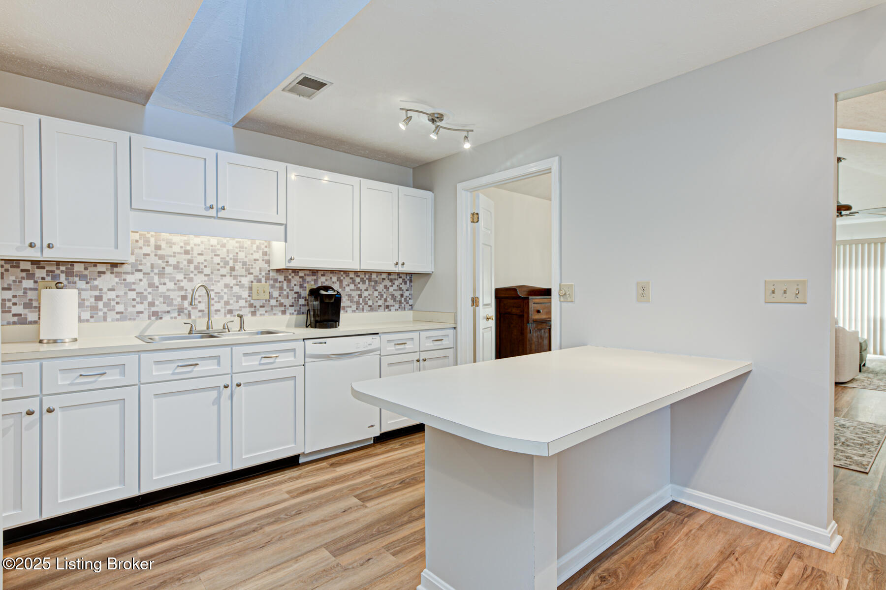 908 Forest Park Rd, Louisville, Kentucky image 2