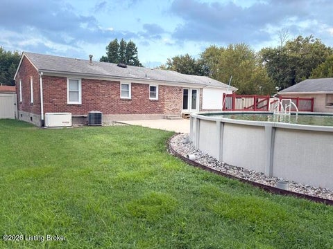 Tiny photo for 5710 Locust Way, Louisville, KY 40229 (MLS # 1729754)