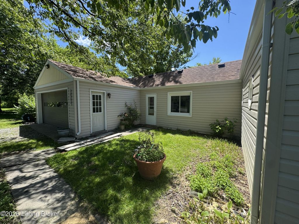 Photo of 10200 Easum Rd, Jeffersontown, KY 40299 (MLS # 1717026)