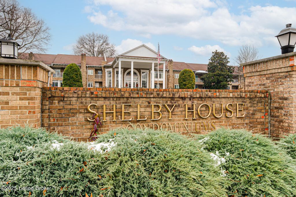 Photo of 8605 Shelbyville Rd #APT 218, Louisville, KY 40222 (MLS # 1707305)