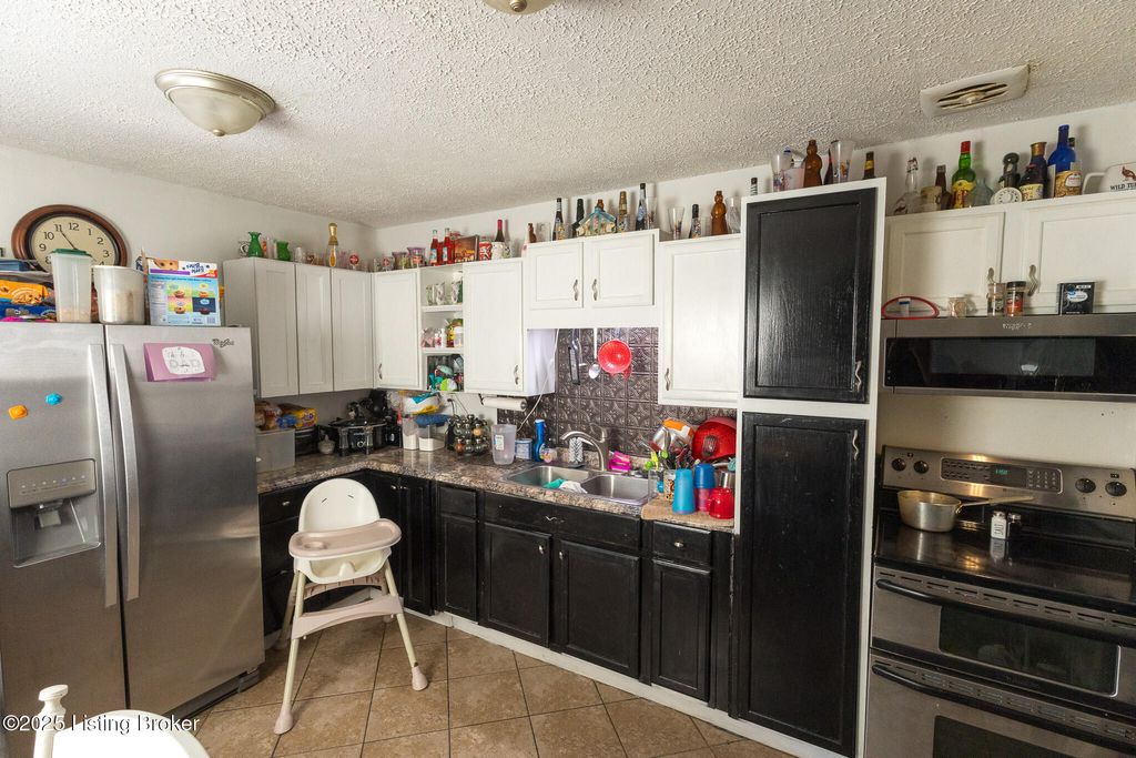 Photo of 10008 Donau Ln, Louisville, KY 40272 (MLS # 1701855)