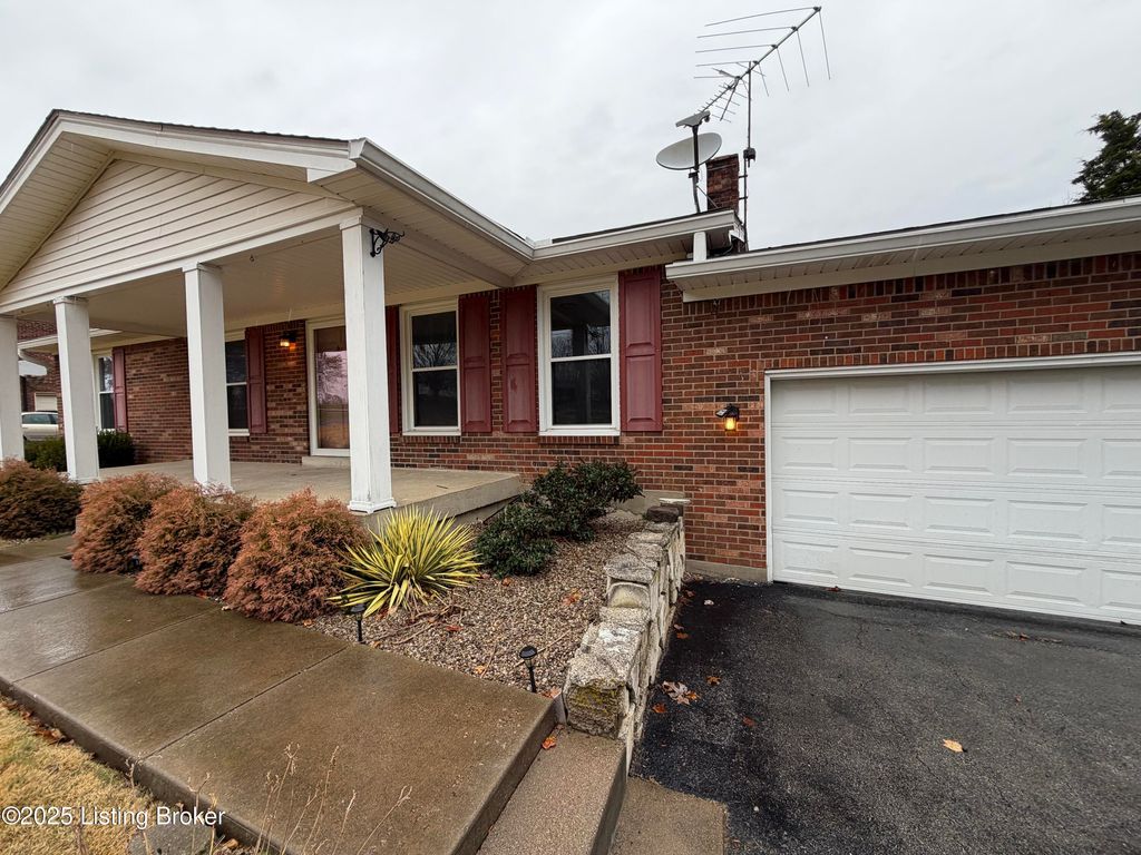 Photo of 378 Dawson Hill Rd, Louisville, KY 40299 (MLS # 1706870)