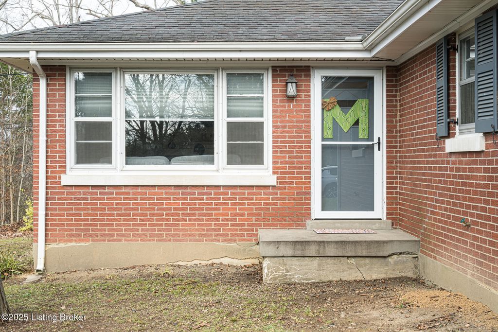 Photo of 4803 Chenoweth Run Rd, Louisville, KY 40299 (MLS # 1704570)