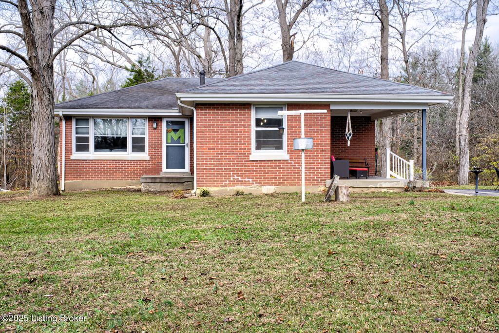 Photo of 4803 Chenoweth Run Rd, Louisville, KY 40299 (MLS # 1704570)