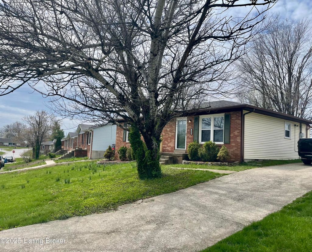 Photo of 1808 Oakwood Dr, Shelbyville, KY 40065 (MLS # 1705749)