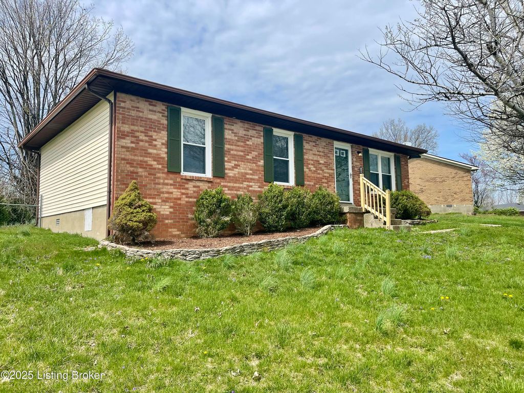 Photo of 1808 Oakwood Dr, Shelbyville, KY 40065 (MLS # 1705749)