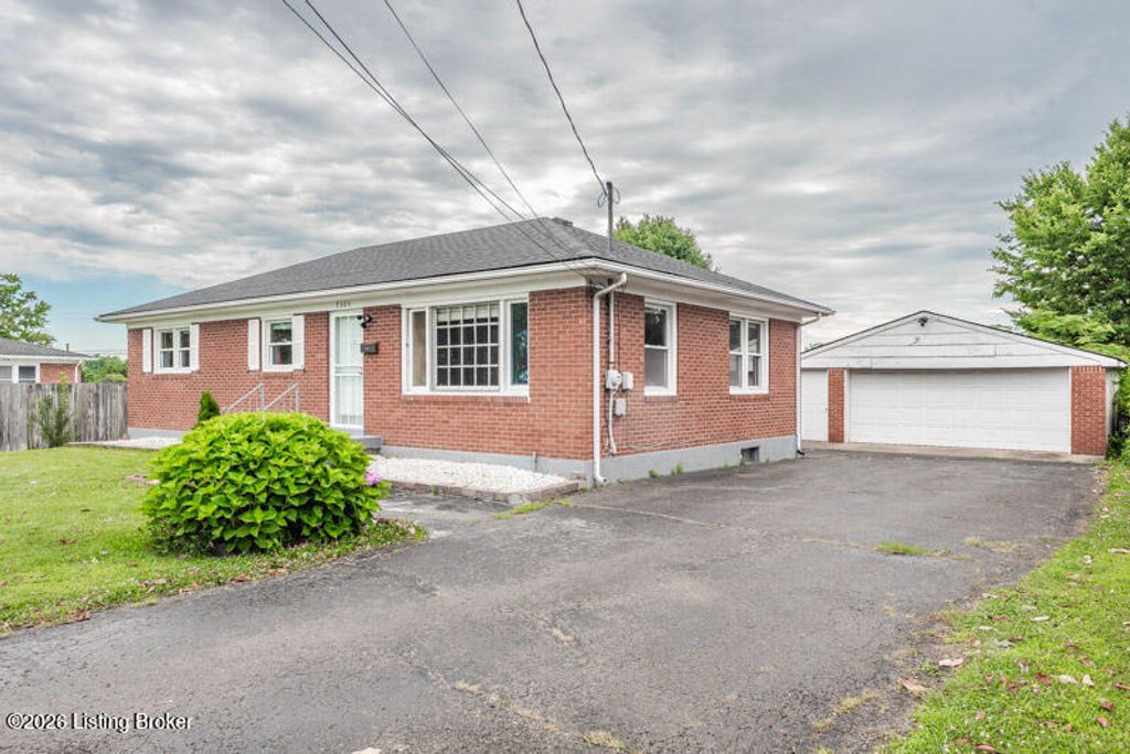 Photo of 7305 Edenderry Ln, Louisville, KY 40219 (MLS # 1721108)
