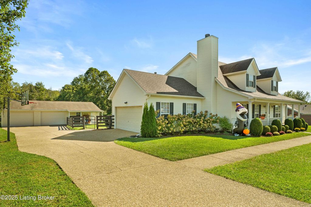 Photo of 2307 Courtney Dr, La Grange, KY 40031 (MLS # 1700583)