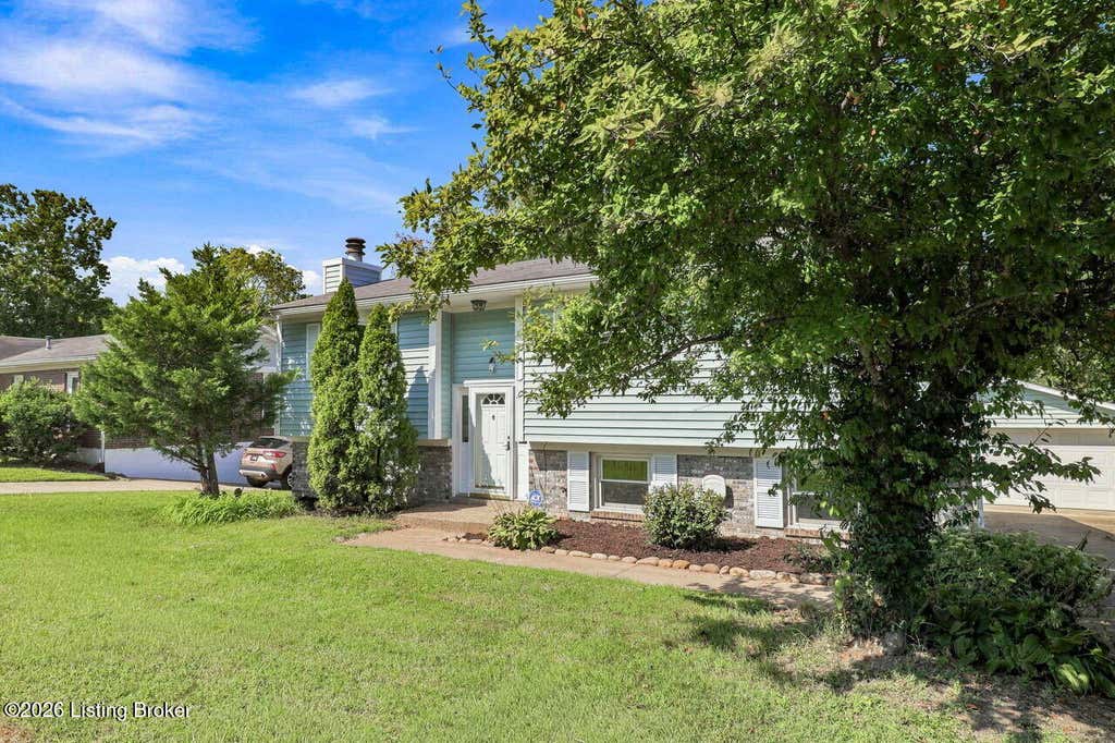 Photo of 8206 Vaughn Mill Rd, Louisville, KY 40228 (MLS # 1727345)