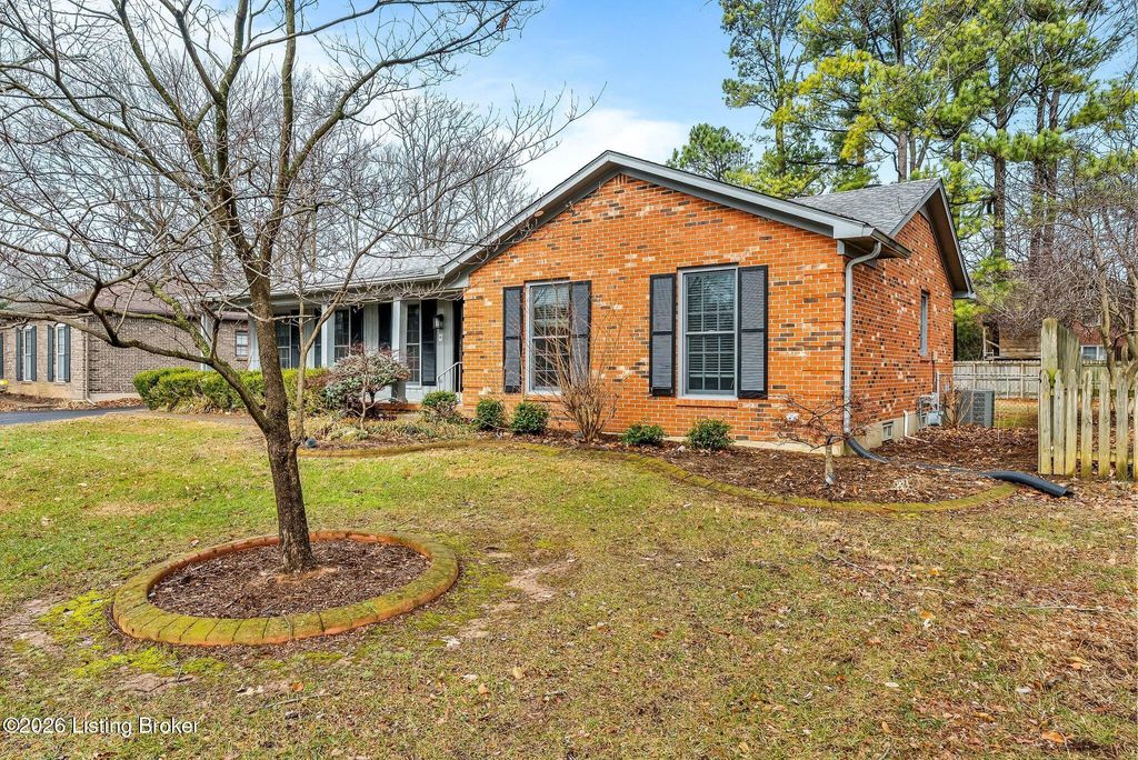 Photo of 10617 Bracken Branch Ct, Louisville, KY 40223 (MLS # 1709280)