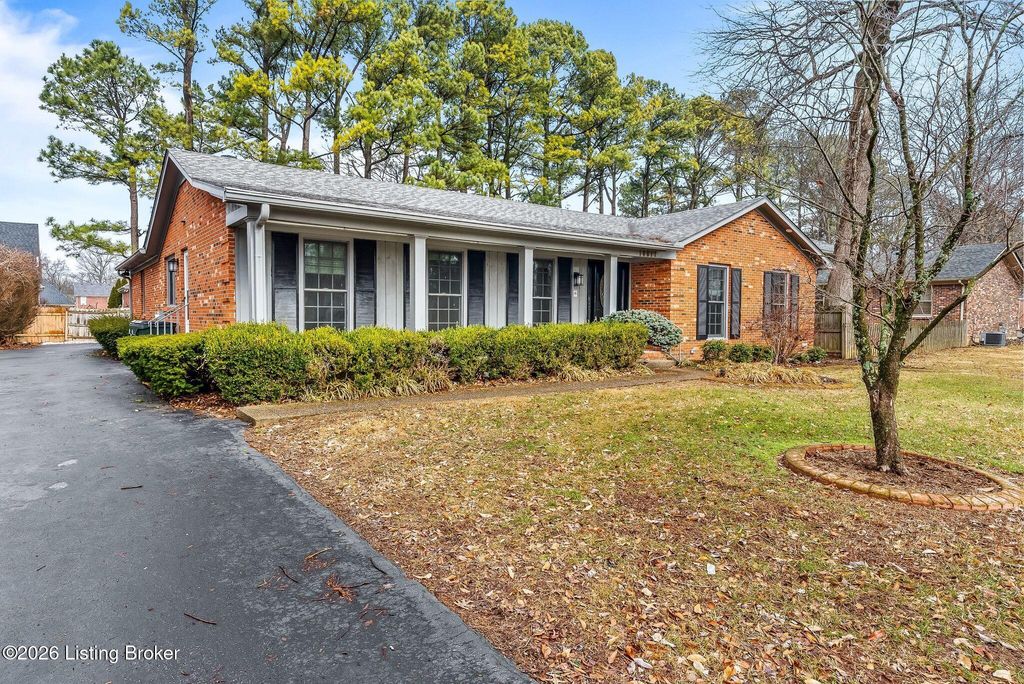 Photo of 10617 Bracken Branch Ct, Louisville, KY 40223 (MLS # 1709280)