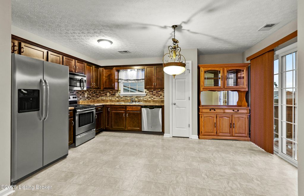 Photo of 2140 Two Springs Dr, Shelbyville, KY 40065 (MLS # 1704036)