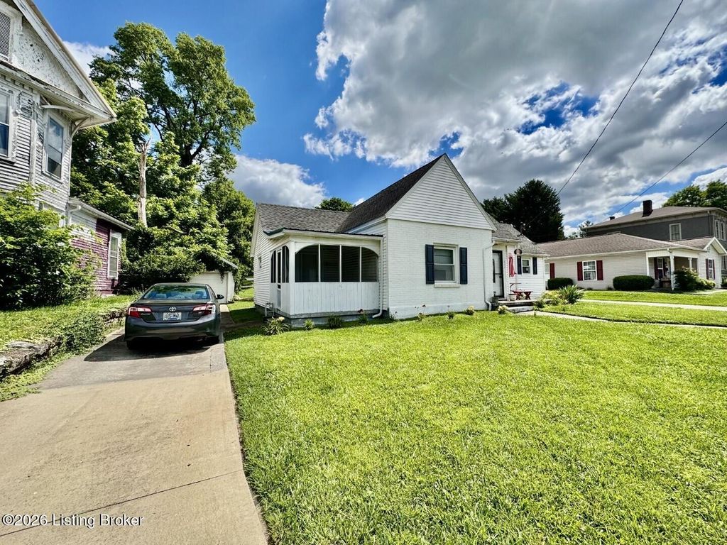 Photo of 327 E Main St, Springfield, KY 40069 (MLS # 1721186)