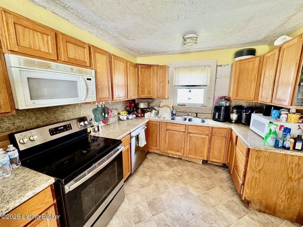 Photo of 327 E Main St, Springfield, KY 40069 (MLS # 1721186)