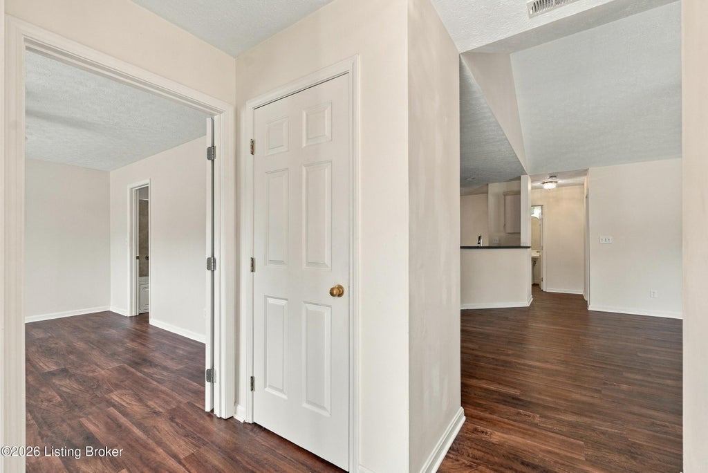 Photo of 10603 Parkhurst Ct, Louisville, KY 40291 (MLS # 1729665)