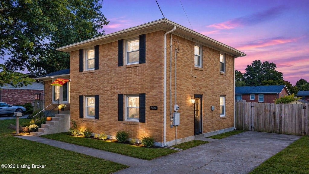 Photo of 7109 Sun Valley Dr, Louisville, KY 40272 (MLS # 1731776)