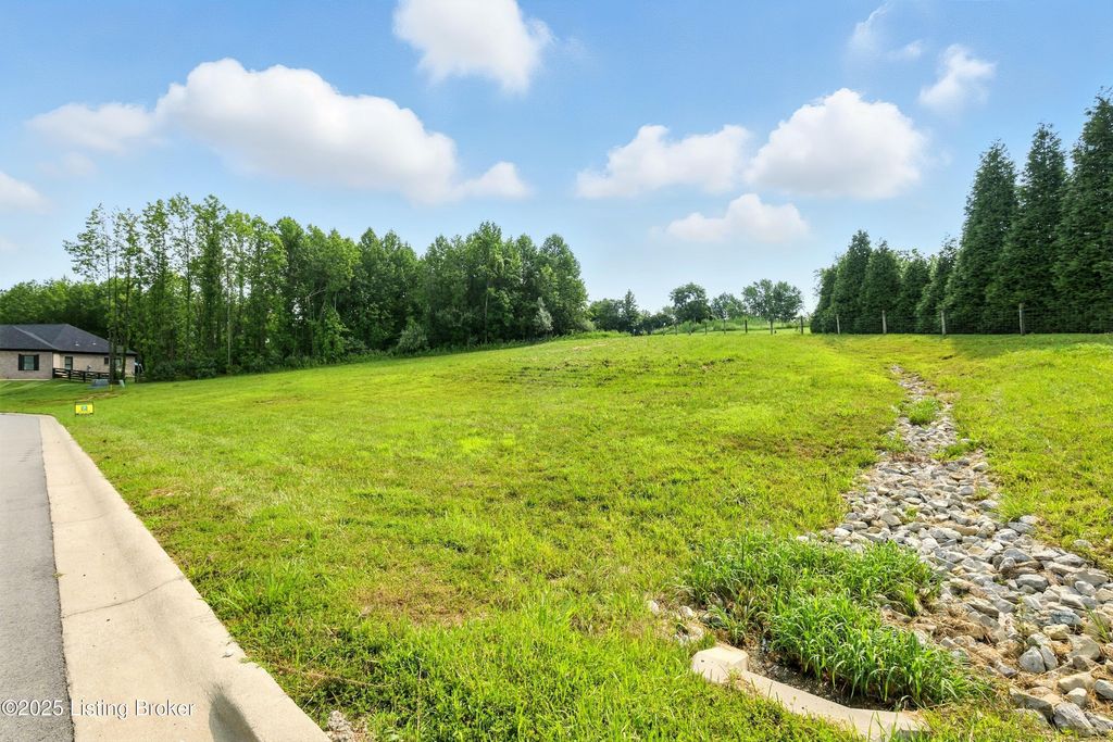 Photo of 5501 Farmhouse Dr, Crestwood, KY 40014 (MLS # 1695306)