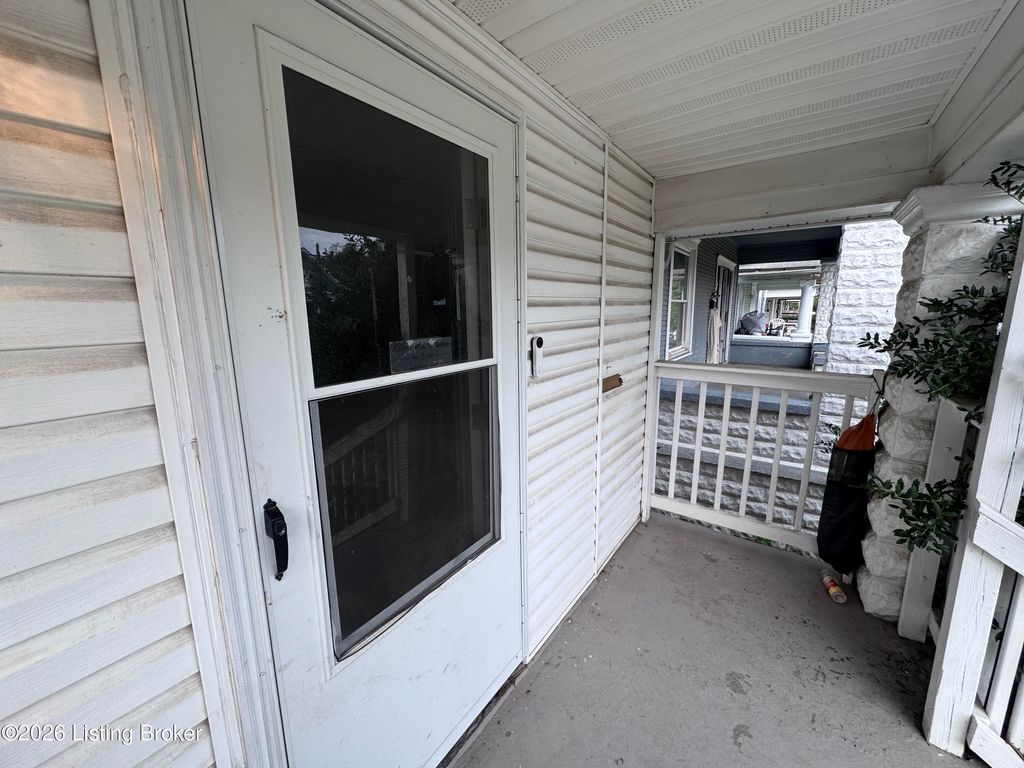 Photo of 2329 W Oak St, Louisville, KY 40210 (MLS # 1721778)