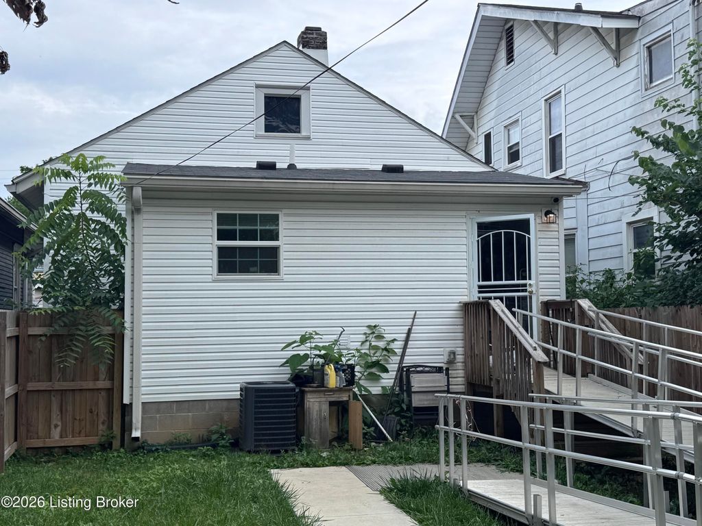 Photo of 2329 W Oak St, Louisville, KY 40210 (MLS # 1721778)