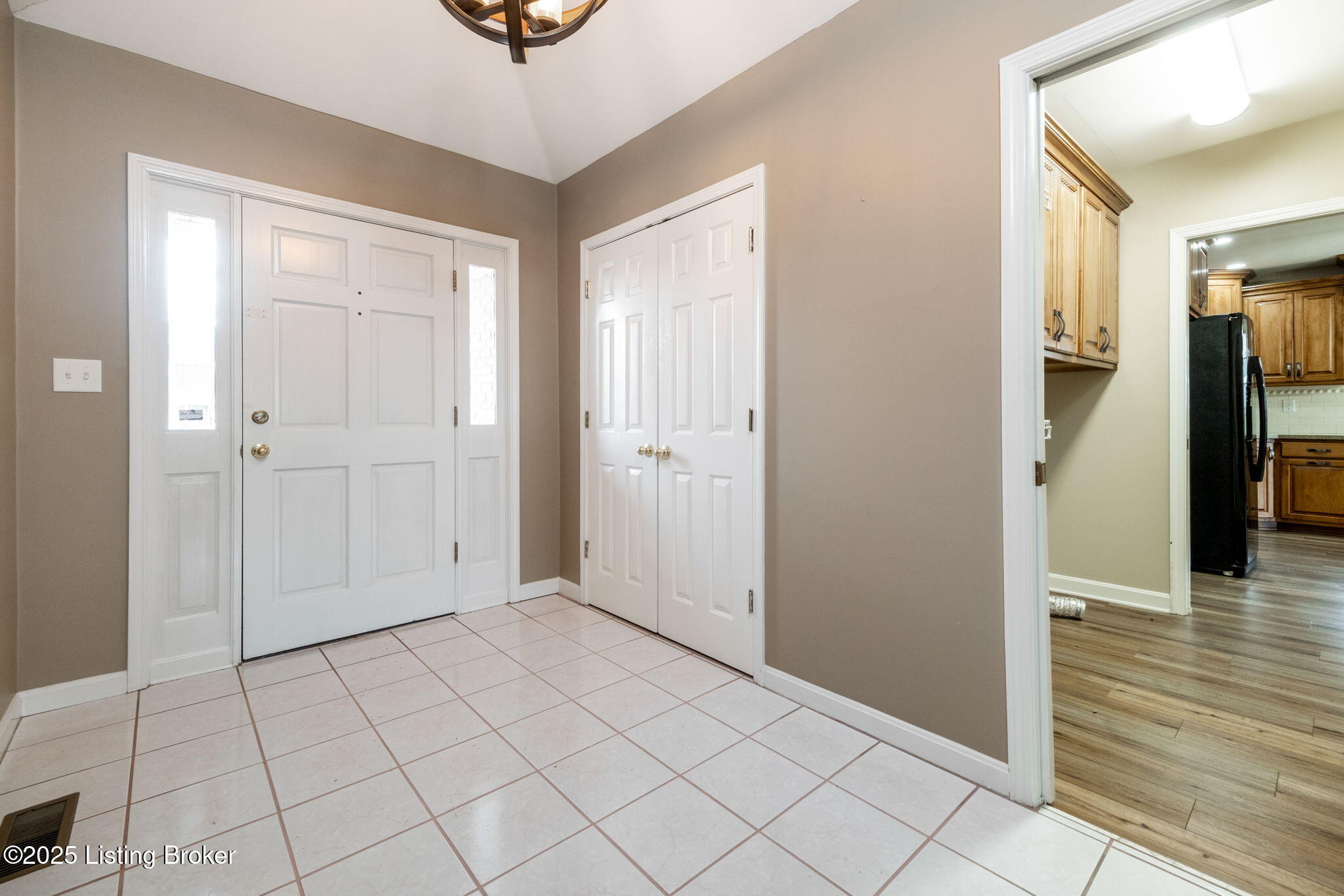 5008 Hunters Point Cir, Louisville, Kentucky image 7