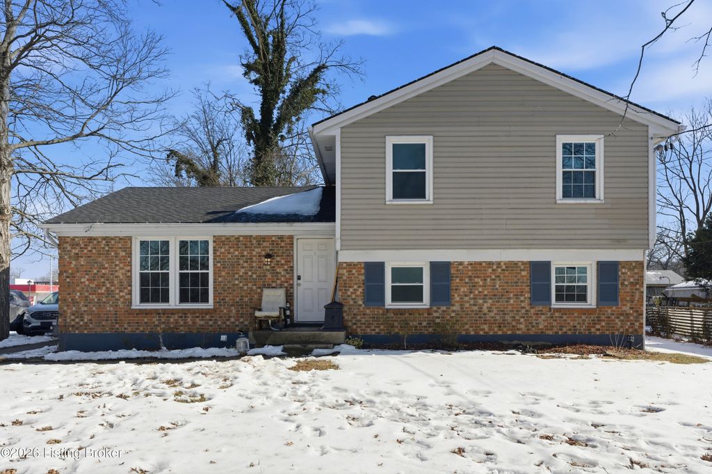 Photo of 3301 Stony Brook Dr, Jeffersontown, KY 40299 (MLS # 1709863)