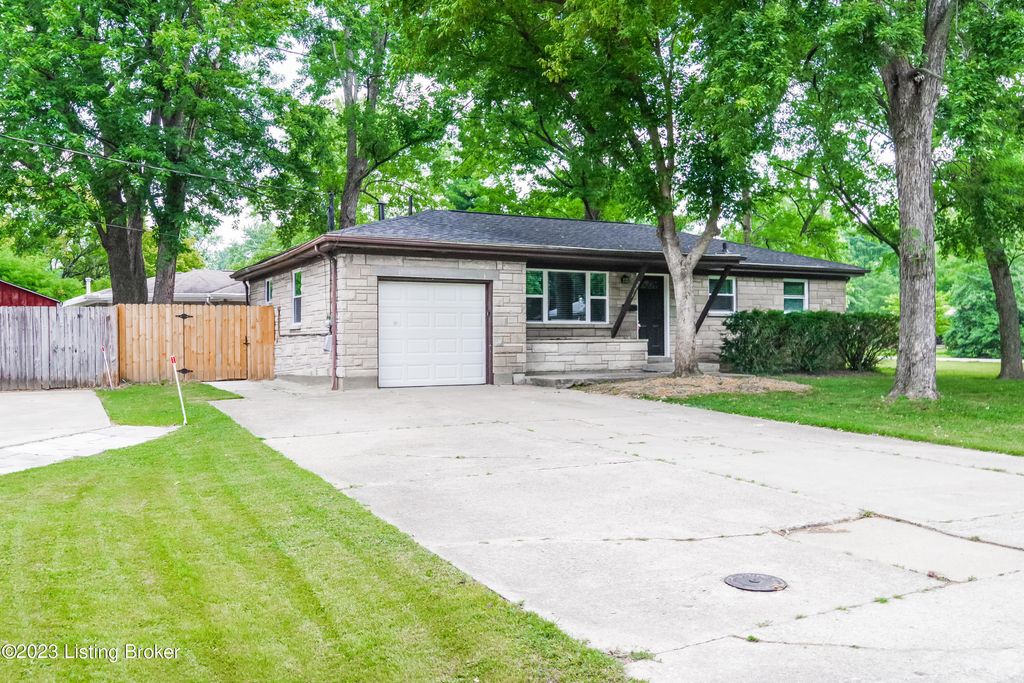 Photo of 2215 Cavalier Dr, Louisville, KY 40216 (MLS # 1705766)