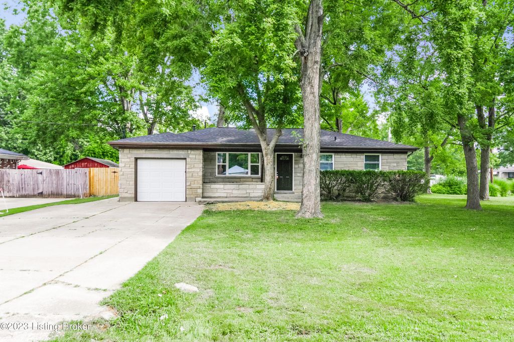 Photo of 2215 Cavalier Dr, Louisville, KY 40216 (MLS # 1705766)