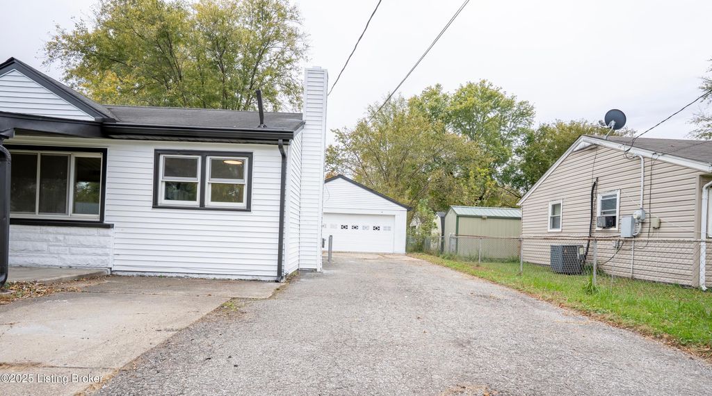 Photo of 7112 Dunkirk Ln, Louisville, KY 40272 (MLS # 1709792)