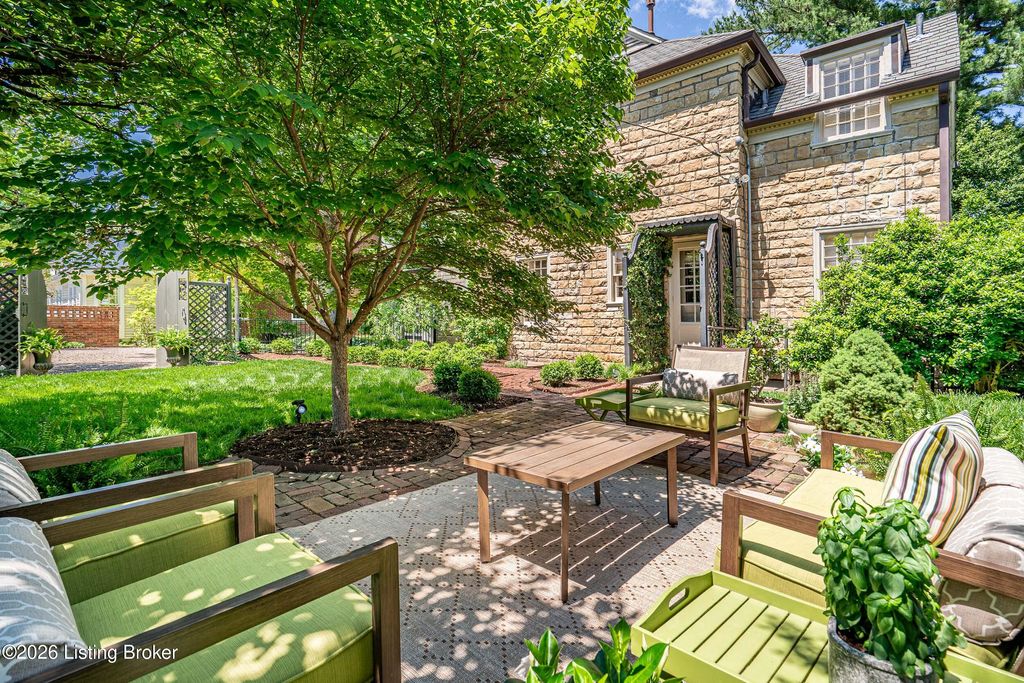 Photo of 2942 Lexington Rd, Louisville, KY 40206 (MLS # 1716566)
