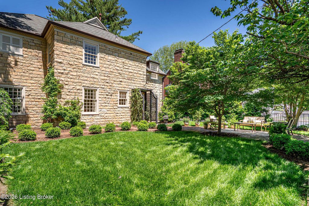 Photo of 2942 Lexington Rd, Louisville, KY 40206 (MLS # 1716566)
