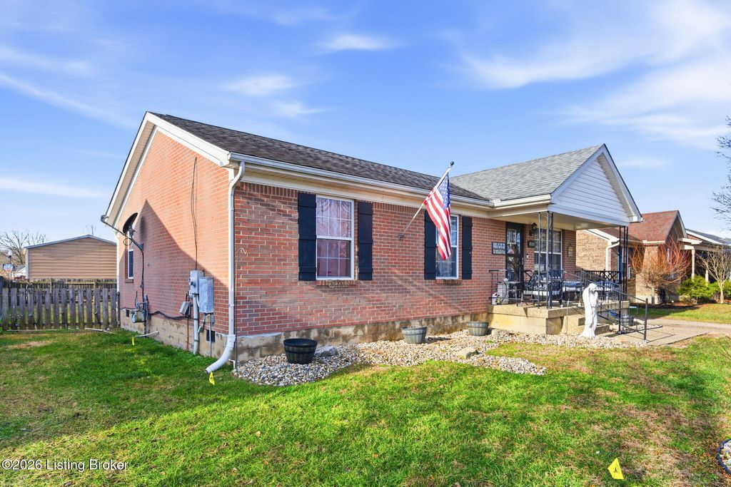 Photo of 403 Tecumseh Dr, Shepherdsville, KY 40165 (MLS # 1707795)