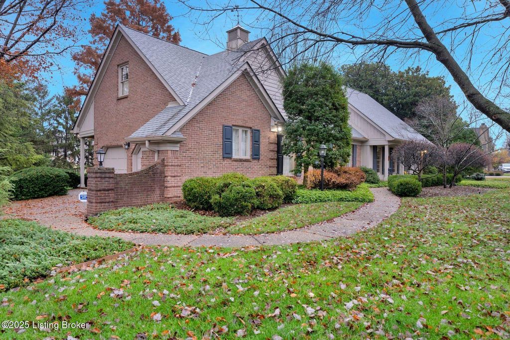 Photo of 1101 Oxmoor Woods Pkwy, Louisville, KY 40222 (MLS # 1704578)