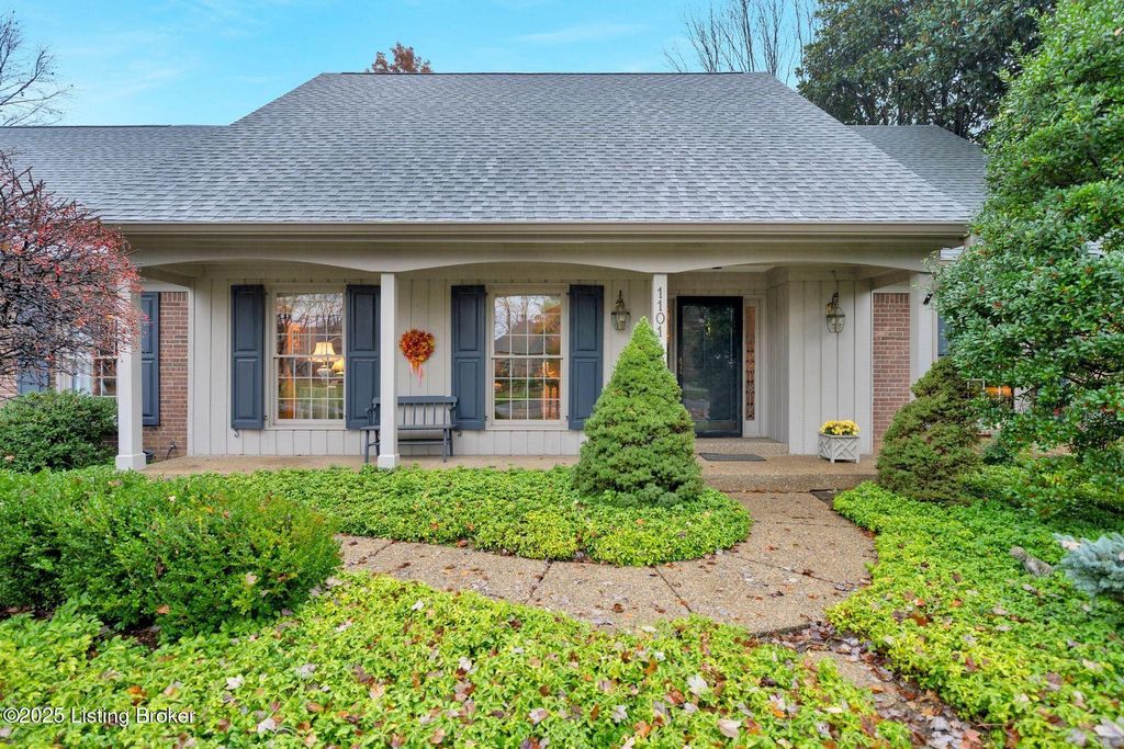 Photo of 1101 Oxmoor Woods Pkwy, Louisville, KY 40222 (MLS # 1704578)