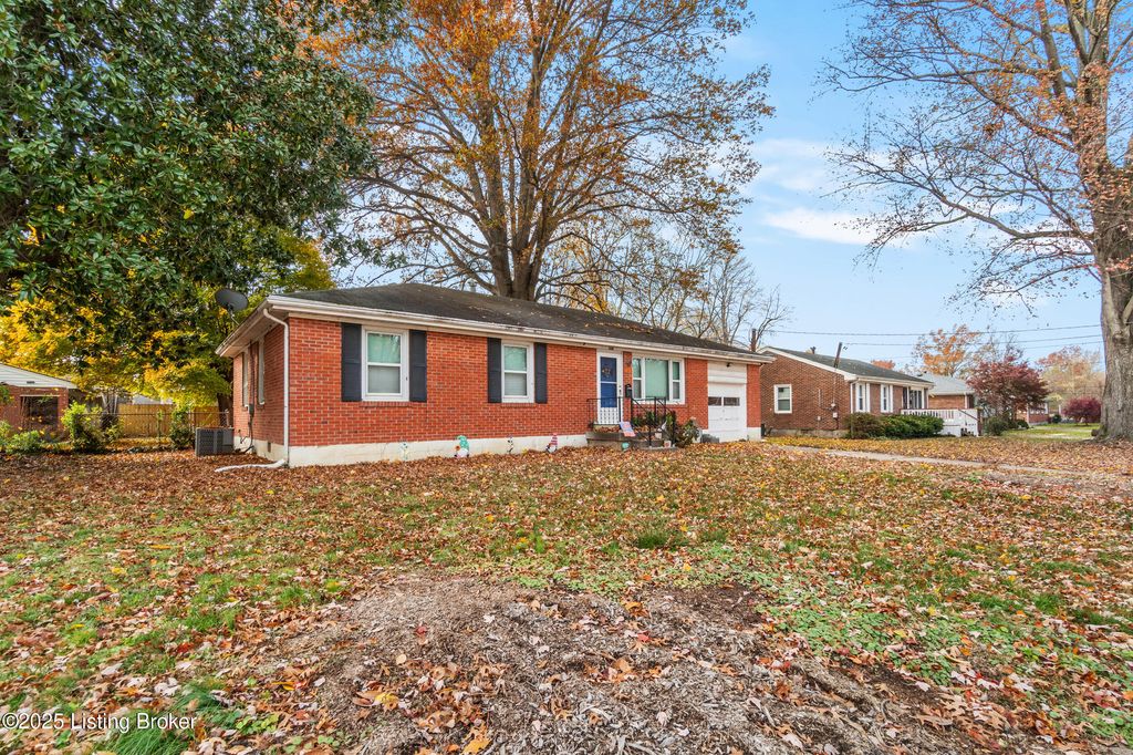 Photo of 2018 Dixie Garden Dr, Louisville, KY 40272 (MLS # 1703407)