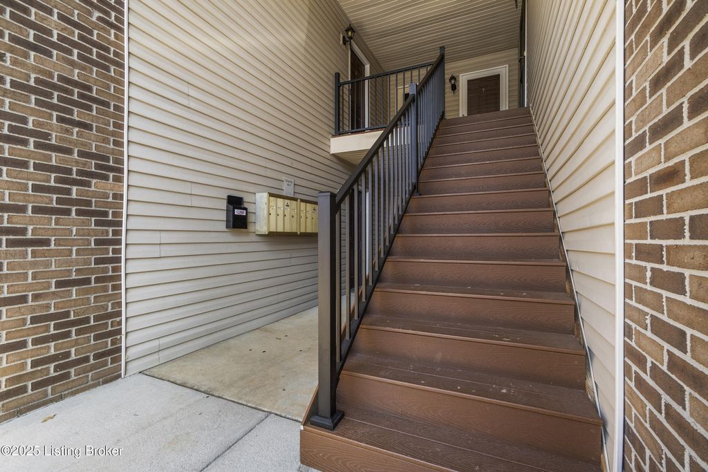 Photo of 11915 Tazwell Dr #APT 6, Louisville, KY 40245 (MLS # 1706161)