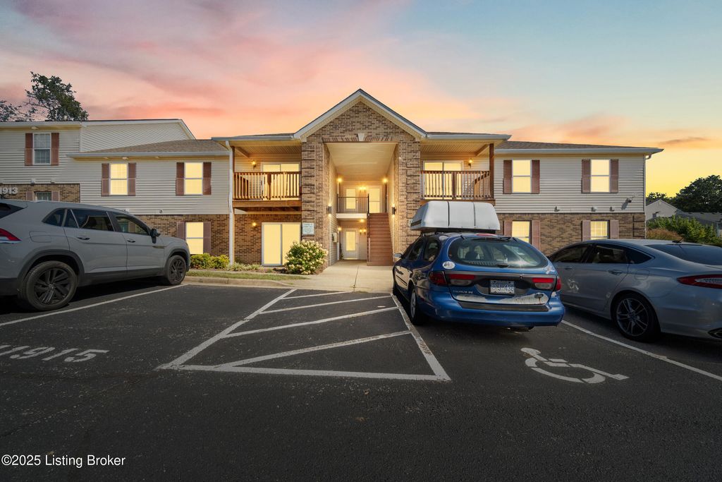 Photo of 11915 Tazwell Dr #APT 6, Louisville, KY 40245 (MLS # 1706161)