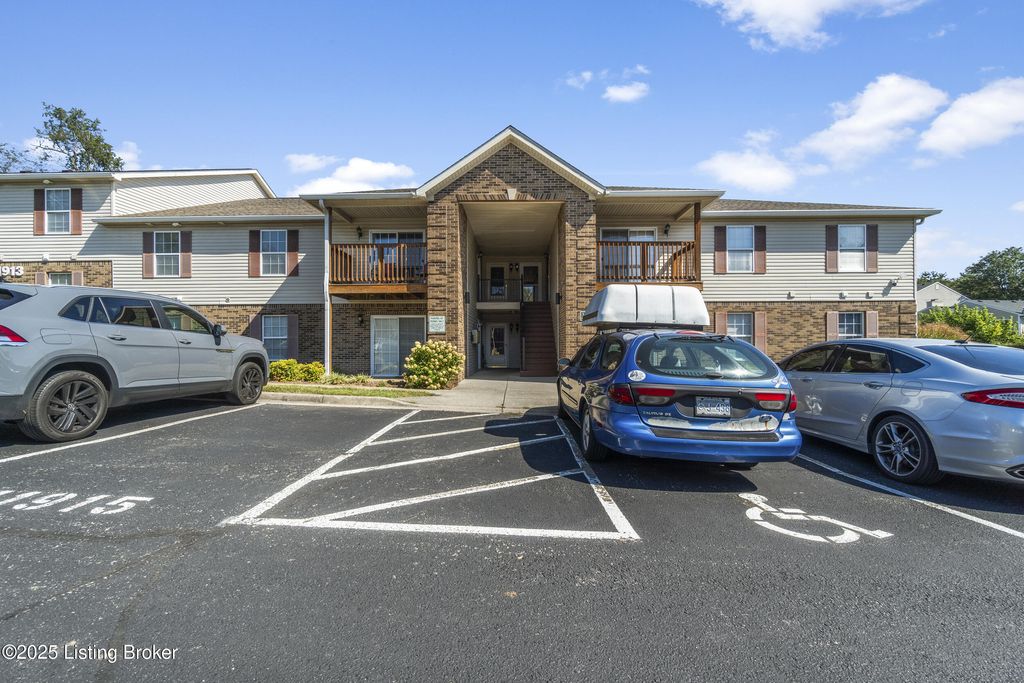 Photo of 11915 Tazwell Dr #APT 6, Louisville, KY 40245 (MLS # 1706161)