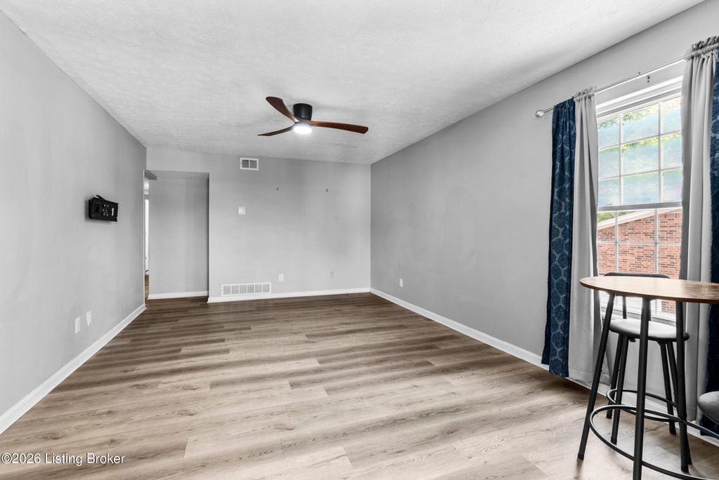 Photo of 3008 Treeview Ct, Louisville, KY 40214 (MLS # 1718147)