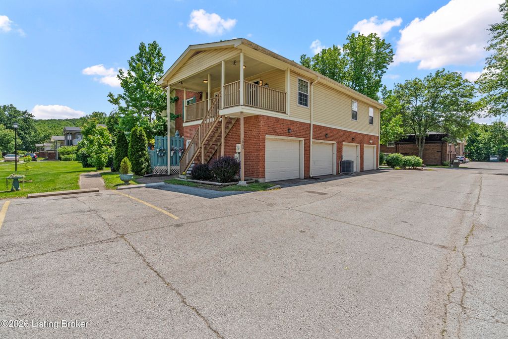 Photo of 3008 Treeview Ct, Louisville, KY 40214 (MLS # 1718147)