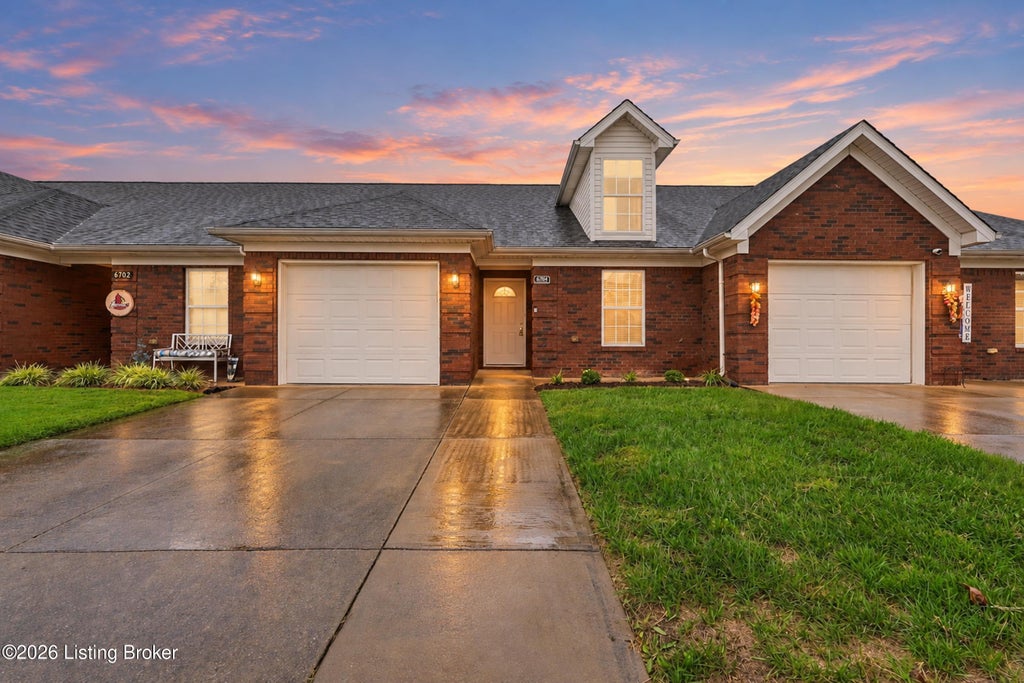 Photo of 6704 Eagle Wood Dr, Louisville, KY 40272 (MLS # 1732000)